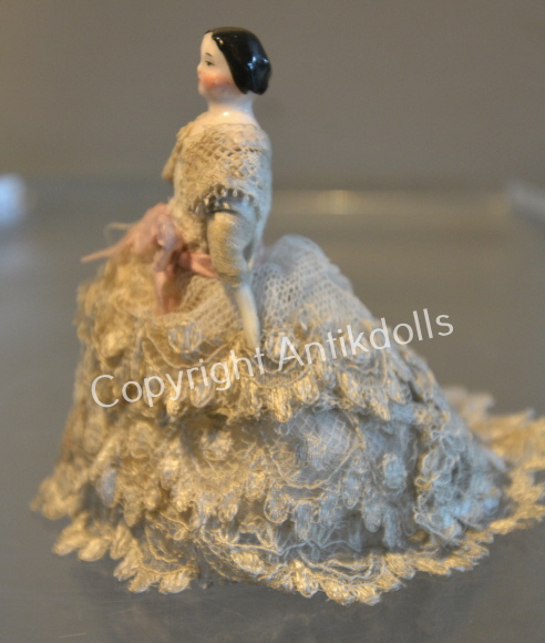 Stubendame mit Ballkleid