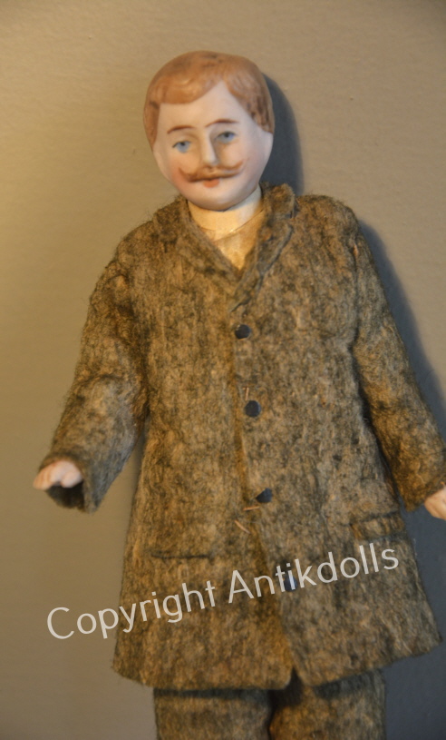 Puppenmann graugrüner Anzug