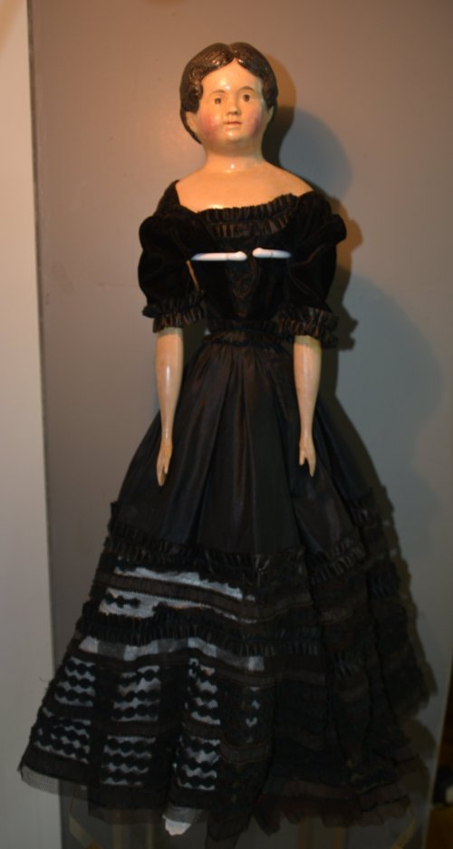 Papiermache schwarzes Kleid